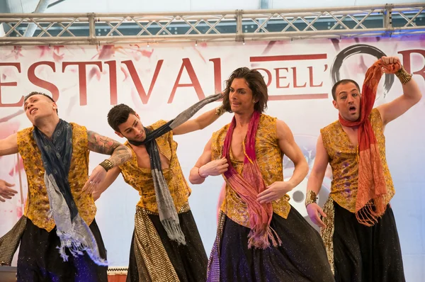 Bolliwood dance at festival of the East in Milan city — Stock Photo, Image