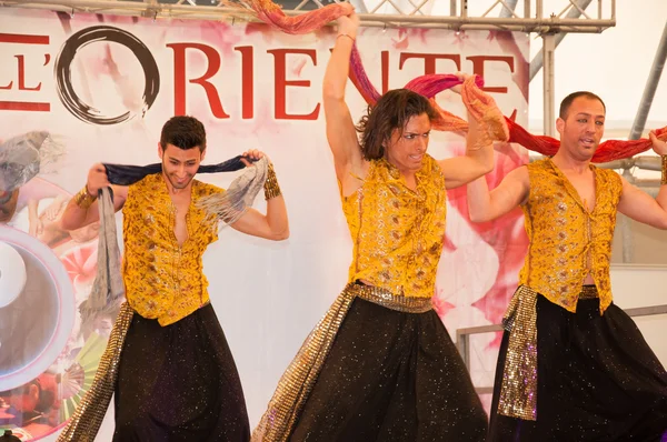 Baile de madera en el festival de Oriente en la ciudad de Milán —  Fotos de Stock