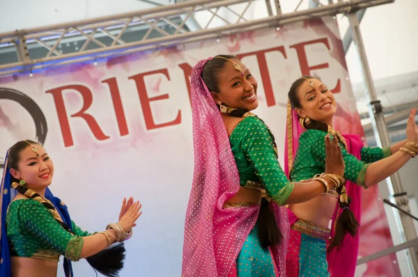 Bolliwood dans på festival av öst i Milano city — Stockfoto