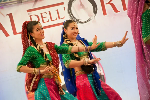 Bolliwood dance at festival of the East in Milan city — Stock Photo, Image