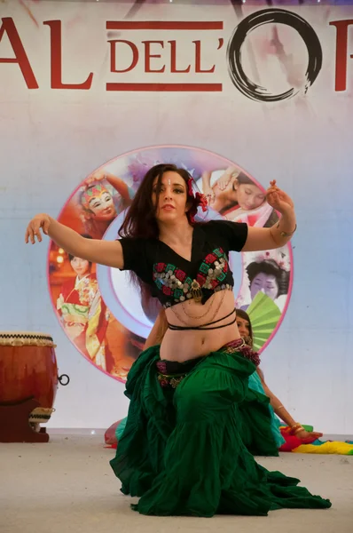 Bailarines de las Indias Orientales en el festival de Oriente en Milán —  Fotos de Stock