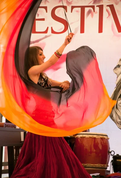 Dansatori est-indieni la festivalul Estului din Milano — Fotografie, imagine de stoc