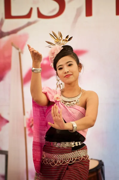 Dança birmanesa no festival do Oriente — Fotografia de Stock