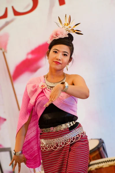 Бирманские танцы на фестивале Востока — стоковое фото
