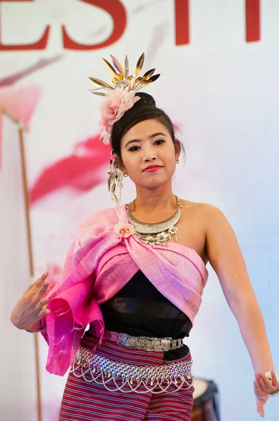 Burmese dance at festival of the East — Stock Photo, Image