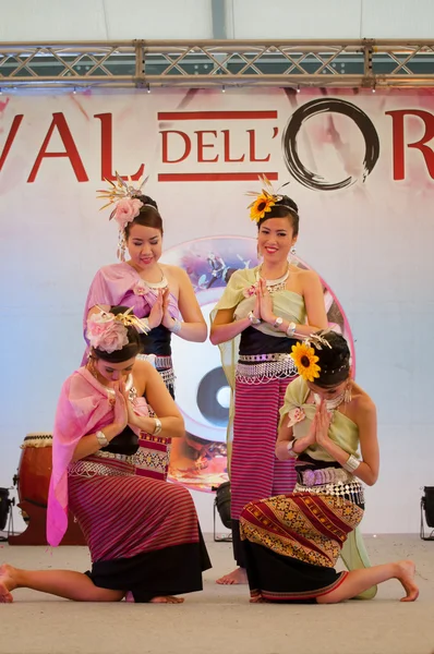 Dança birmanesa no festival do Oriente — Fotografia de Stock