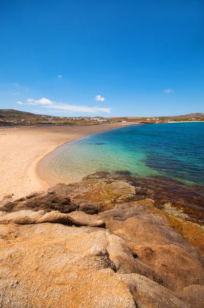 Spiaggia di Ftelia nella città di Mykonos, Grecia — Foto Stock