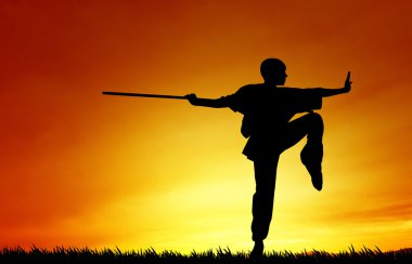 gün batımında Shaolin poz