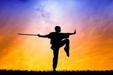 gün batımında Shaolin poz