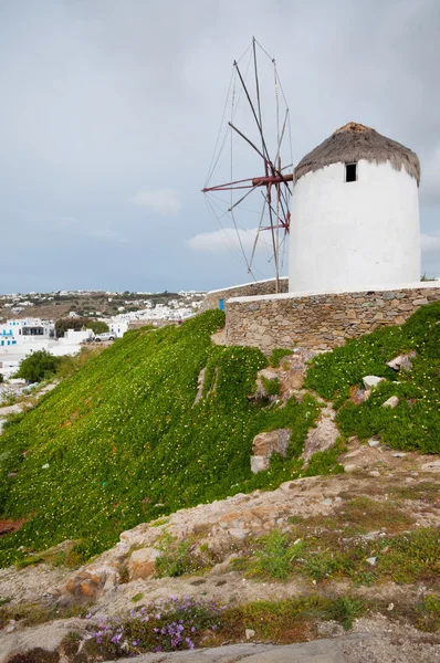 Windmolens in mykonos stad — Stockfoto