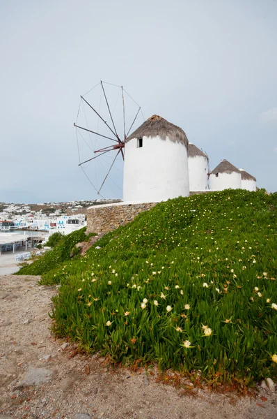 Windmolens in mykonos stad — Stockfoto