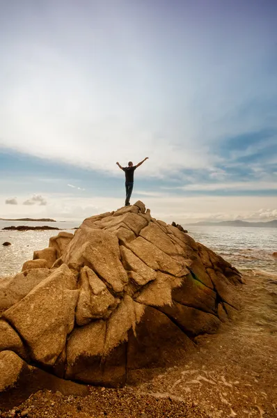 ミコノス島の岩の上の男 — ストック写真