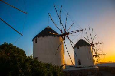 mykonos City günbatımında yel değirmenleri
