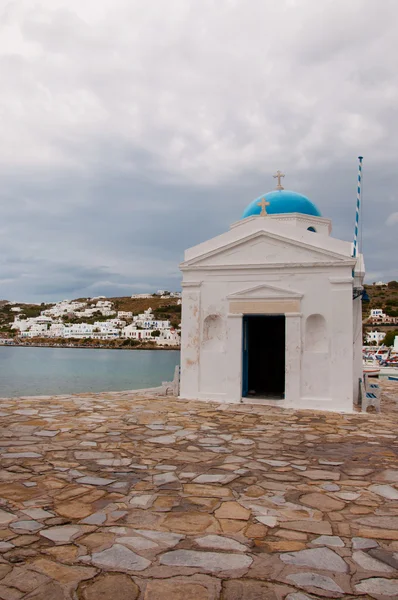 Kyrkan på hamnen i mykonos — Stockfoto