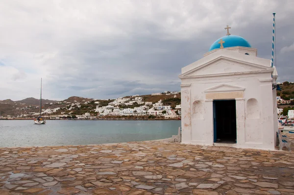 Kyrkan på hamnen i mykonos — Stockfoto