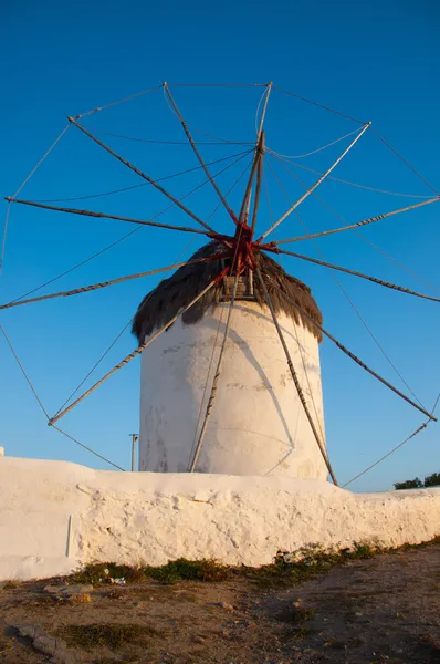 Väderkvarnar i staden mykonos — Stockfoto