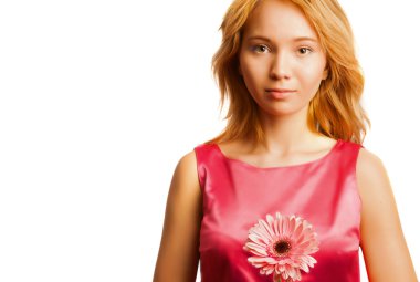 bir çiçek tutan çekici sarışın kadın