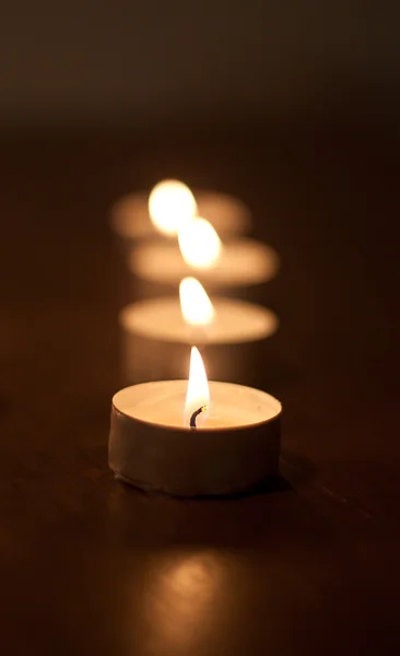 Candele accese al buio. — Foto Stock