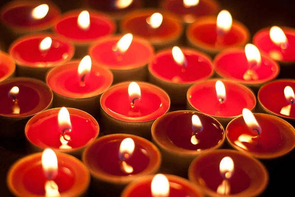 Candele accese al buio. — Foto Stock