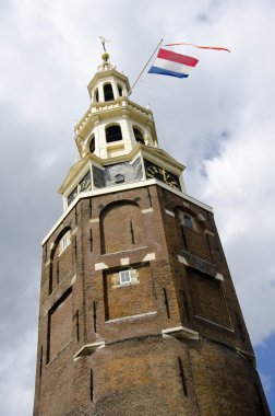 Hollanda bayrağı ile Amsterdam Kulesi