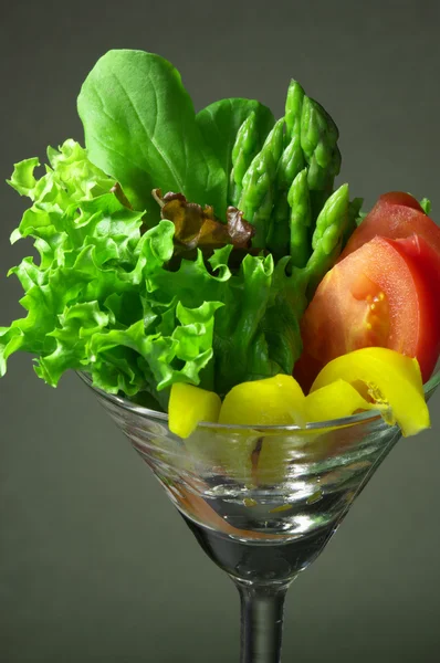 Frischer Salat im Cocktailglas — Stockfoto