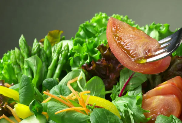 Vork met verse salade — Stok fotoğraf
