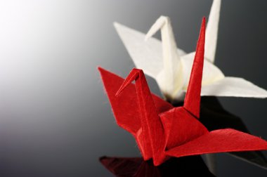 Kırmızı ve beyaz origami turna