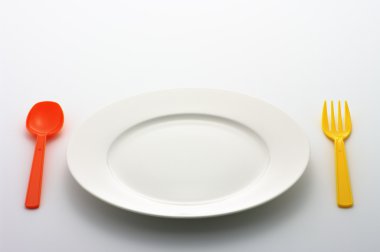 yemek tabağı, renkli kaşık ve çatal