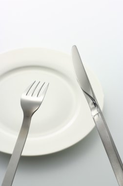 bıçak, çatal ve yemek tabağı