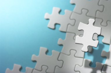 kayan jigsaw bulmaca parçası spot ışık.