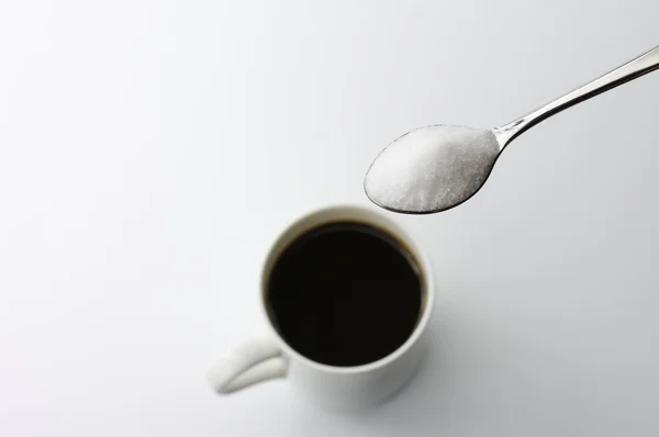 Café negro y cucharada de azúcar — Foto de Stock