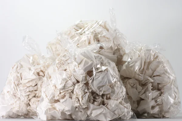 Sacchi della spazzatura pieni di carta sgualcita — Foto Stock