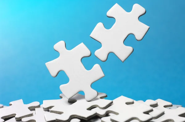 Trying to fit two jigsaw puzzle pieces.(horizontal) — Stock Photo, Image