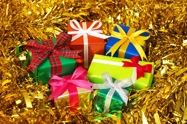 Cinco coloridos regalos en oropel de oro. (horizontal ) —  Fotos de Stock