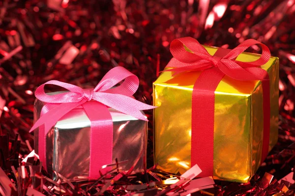 Pequeños regalos en oropel rojo . —  Fotos de Stock