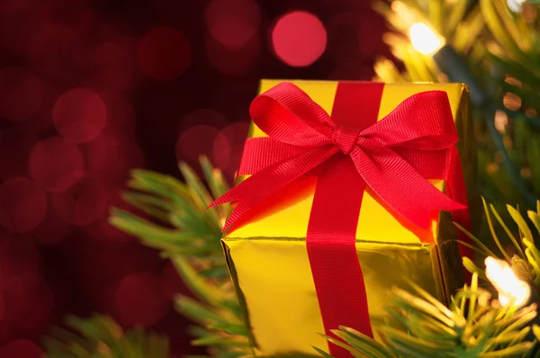 Nahaufnahme eines kleinen Geschenks am Weihnachtsbaum. (horizontal) — Stockfoto