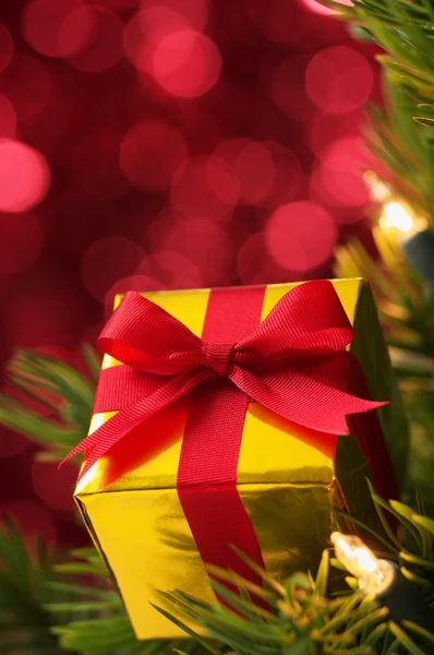 Primer plano del pequeño regalo en el árbol de Navidad. (vertical ) —  Fotos de Stock