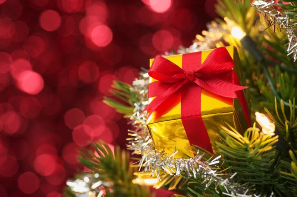 Pequeno presente na árvore de Natal. (horizontal ) — Fotografia de Stock