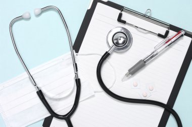 steteskop, maske, ilaçlar, Pano ve kalem.