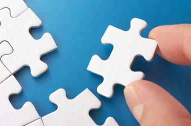 puzzle parçaları montaj bir kişi.