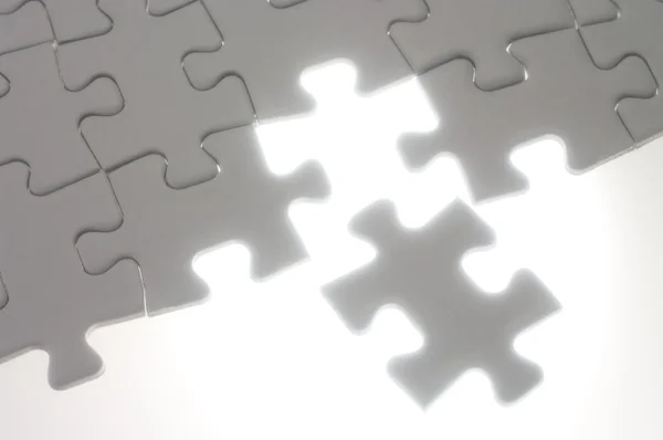 Puzzleteile gegen das Licht zusammensetzen. — Stockfoto