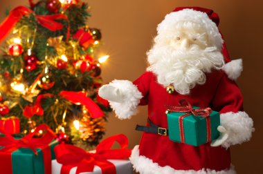 sevimli doldurulmuş oyuncak Noel Baba Noel hediye veriyor.