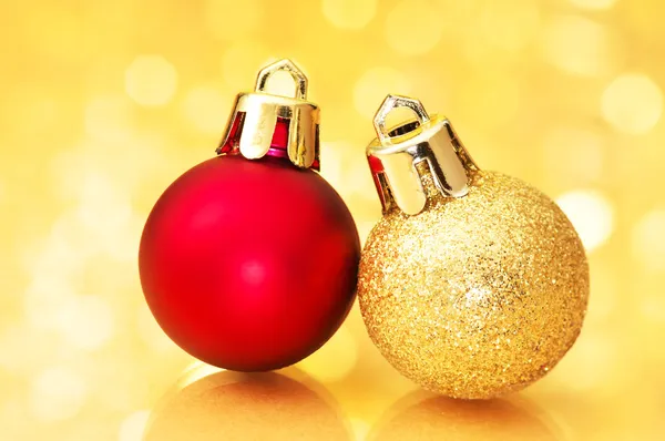 Close up van kerstballen op gouden schittering achtergrond. — Stockfoto