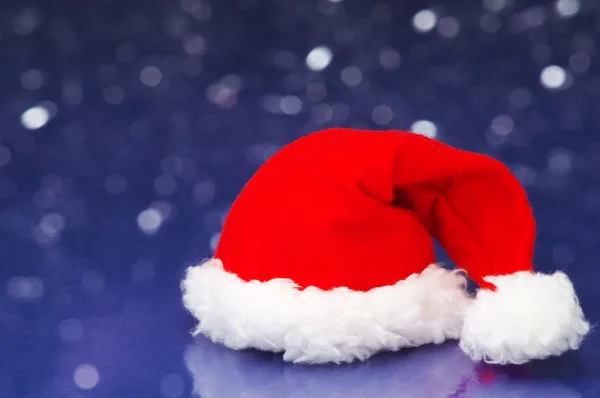Small Santa hat on white sparkle background. — Stock Photo, Image