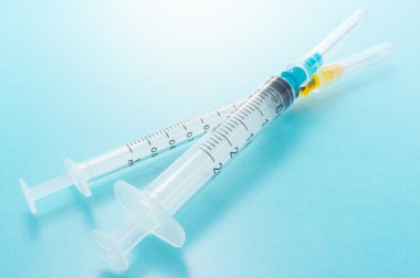 şırınga mavi zemin üzerine.