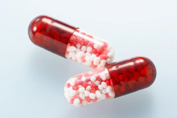 Nahaufnahme von Medikamenten aus roten Kapseln. — Stockfoto