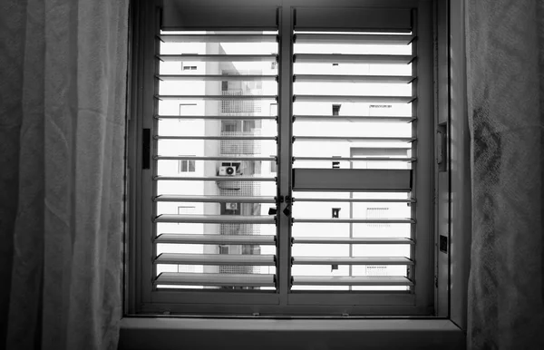 窗上的钢制百叶窗 室内拍摄 黑白的 — 图库照片