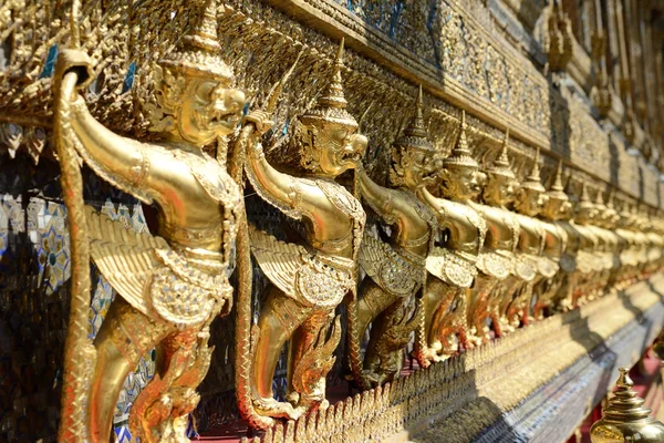 Estatua sobre el Templo Esmeralda en Bangkok —  Fotos de Stock