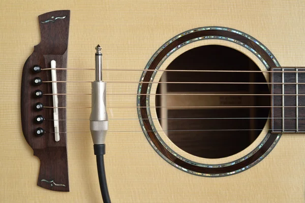 Guitarra acústica y cable — Foto de Stock