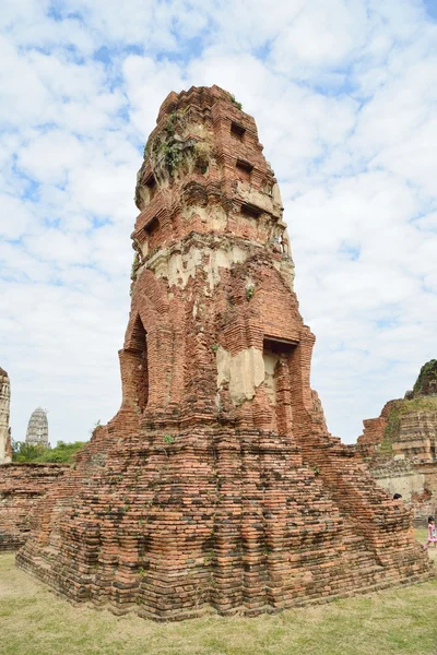 Pagoda inclinada en Wat Phra Mahathat —  Fotos de Stock